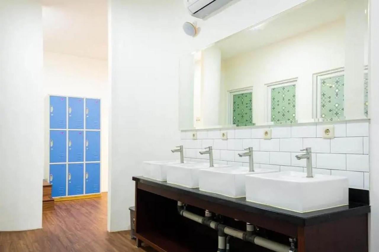 RedDoorz Hostel near Taman Puring Jakarta Exterior foto